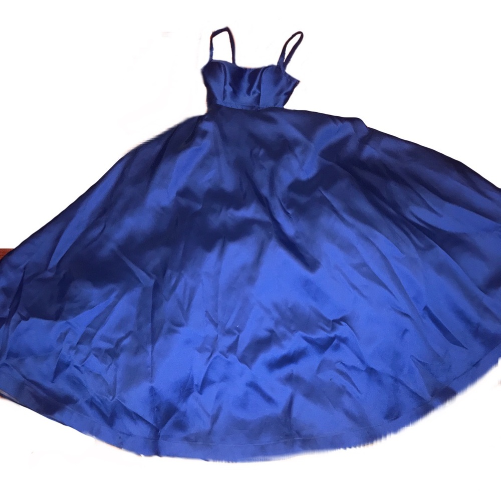Prom dress. - Picture 2 of 5